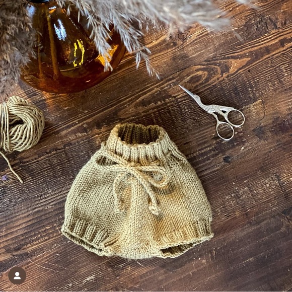 0-6 month Hand knit Baby Bonnet & Bloomers in 100% wool/alpaca - Picture 4 of 4